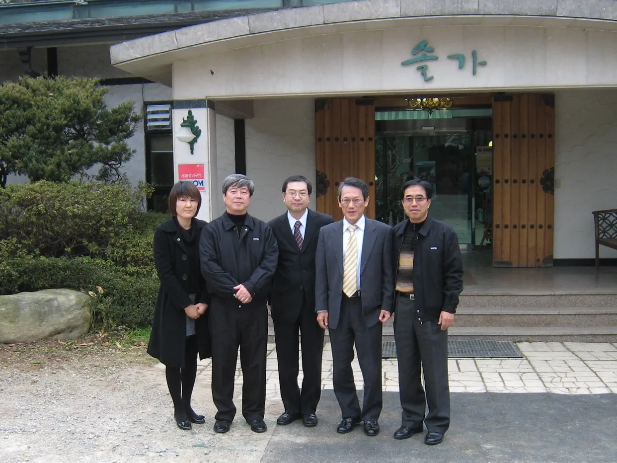 2009年契約締結時＠ソウル、左から2番目がKim社長