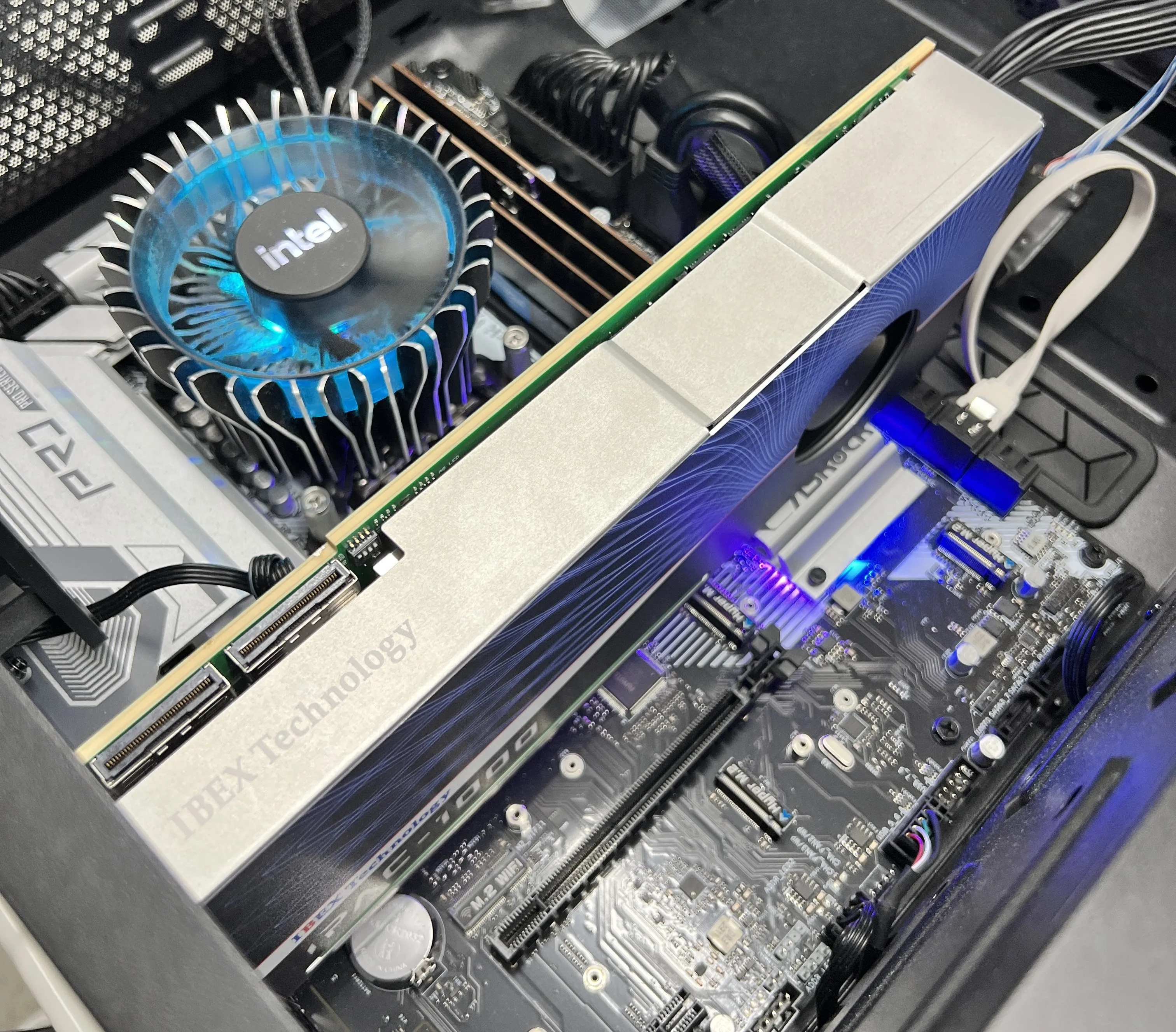 IPAC-1000をサーバへ搭載した際に上から見えるさりげない会社ロゴ