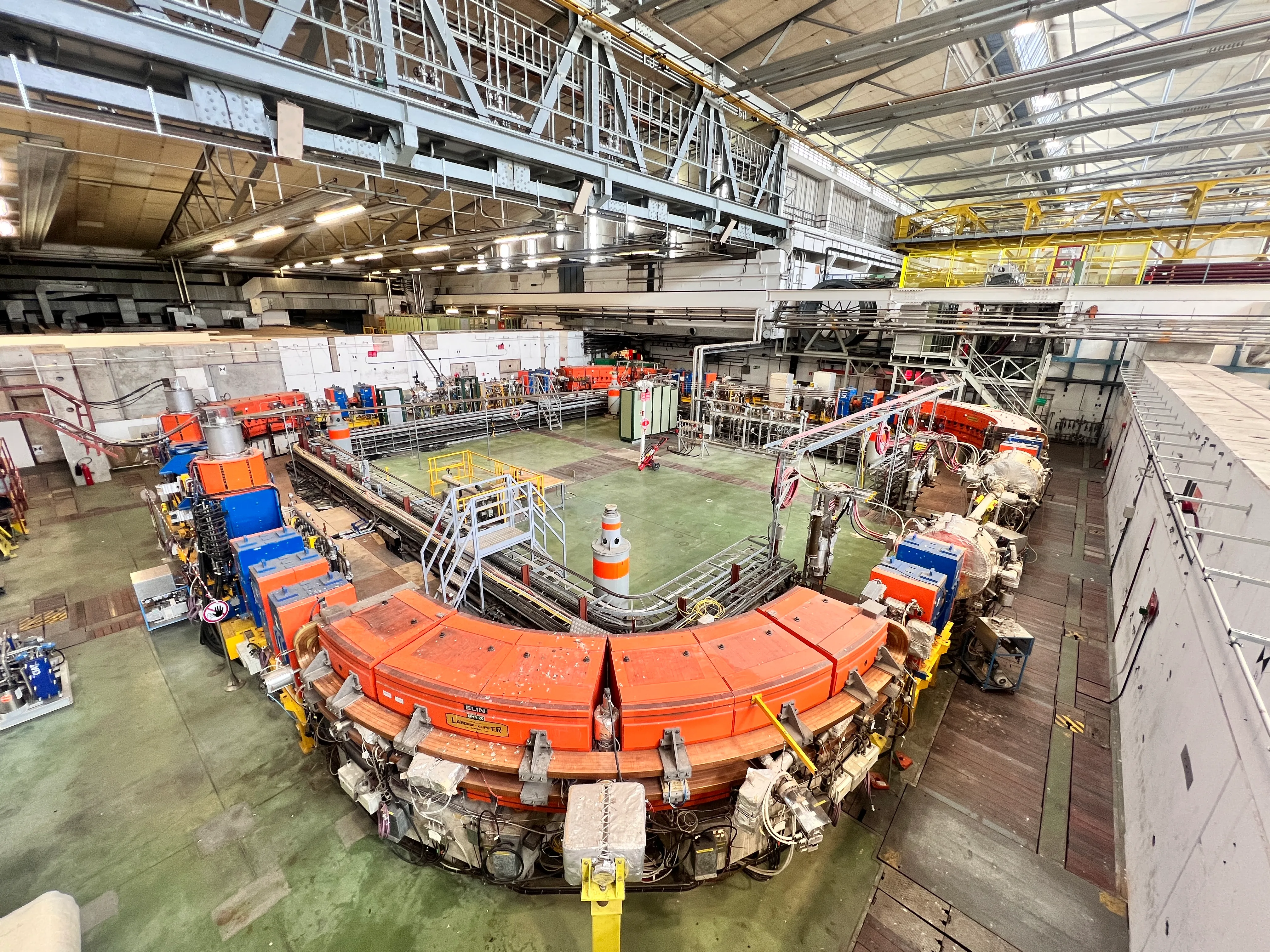 期間中にCERN構内施設ツアーでLEIR-LINAC2を見学