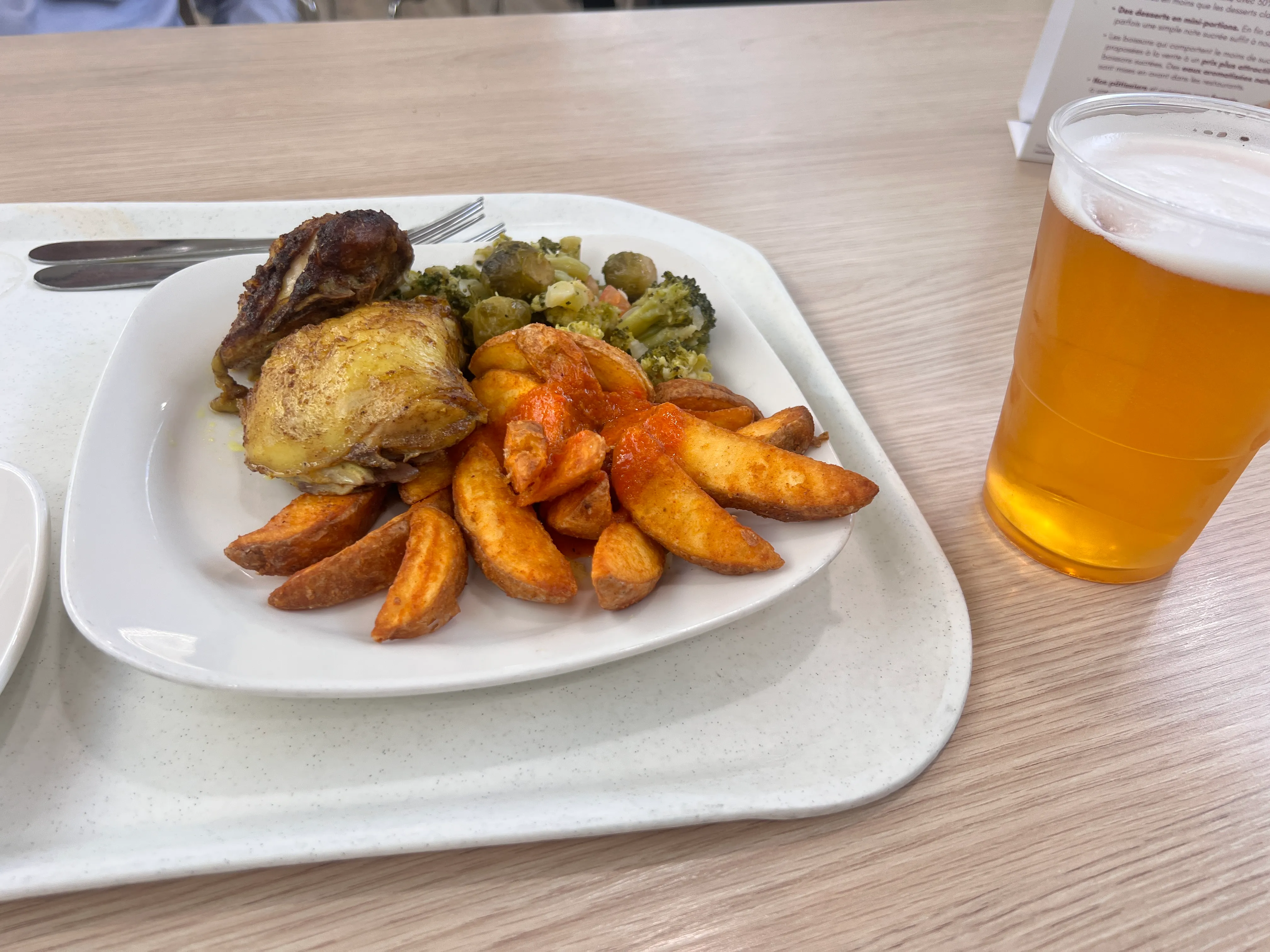 CERNレストランでの食事その1（チキンとポテトとビール※夜）
